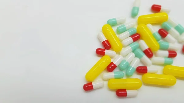 Capsules van verschillende maten en kleuren — Stockfoto