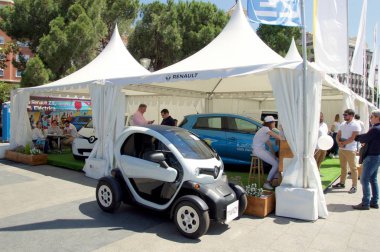 Col n meydanında elektrikli araba ve şarj Fuarı