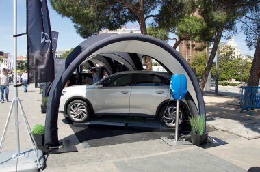 Col n meydanında elektrikli araba ve şarj Fuarı