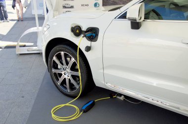 Col n meydanında elektrikli araba ve şarj Fuarı