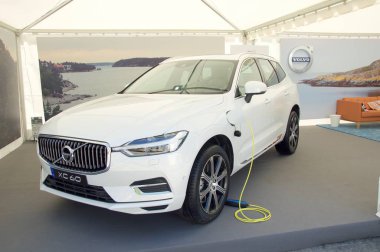 Col n meydanında elektrikli araba ve şarj Fuarı