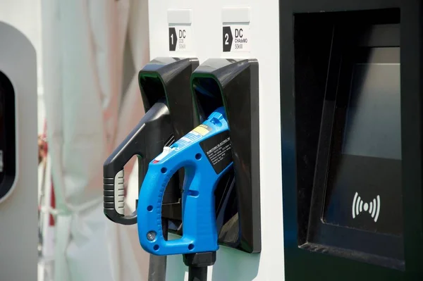 Col n meydanında elektrikli araba ve şarj Fuarı