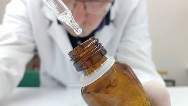 Frasco de gotero manipulado por un farmacéutico — Foto de Stock