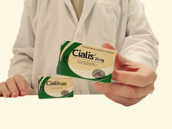 Cialis bir kutu gösteren Eczacı 