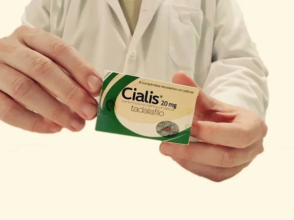 Cialis bir kutu gösteren Eczacı 