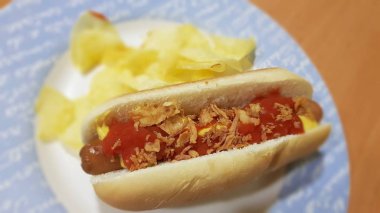 Cips sosisli sandviç.