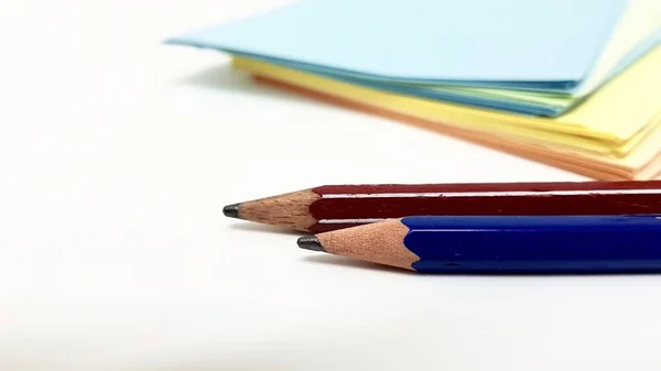 Hojas de notas y lápices —  Fotos de Stock