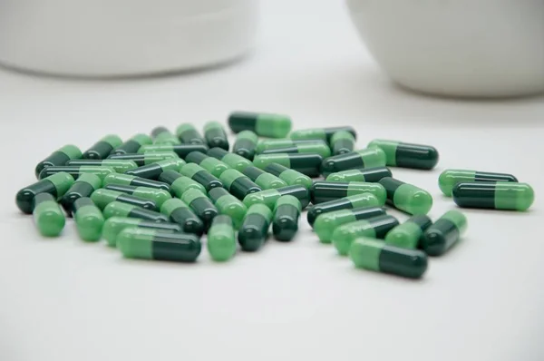 Capsule verdi nel laboratorio di farmacia — Foto Stock