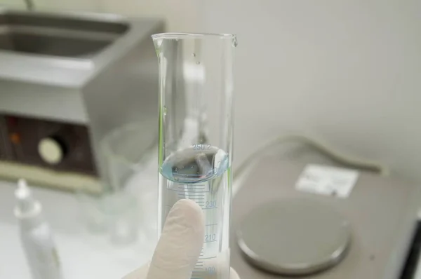 Tubo de ensayo en el laboratorio de química —  Fotos de Stock