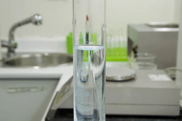 Reageerbuis in het chemie laboratorium — Stockfoto
