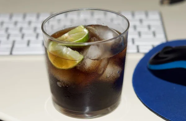 Ginebra y cola de lima — Foto de Stock