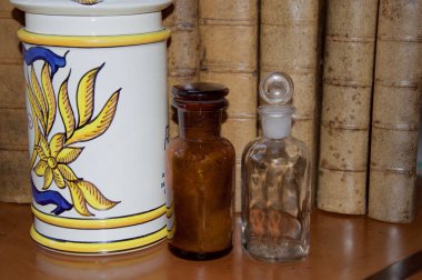 Eczane ilaçlarıyla dolu eski şişeler.