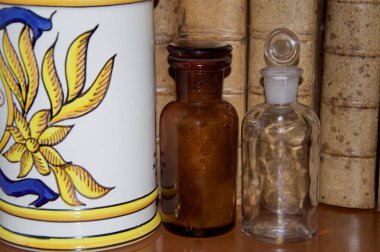 Eczane ilaçlarıyla dolu eski şişeler.