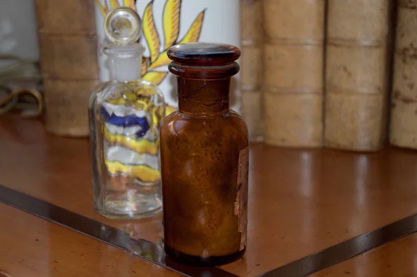 Stare butelki z lekami aptecznymi — Zdjęcie stockowe