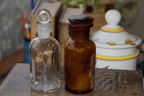 薬局の薬と古いボトル — ストック写真