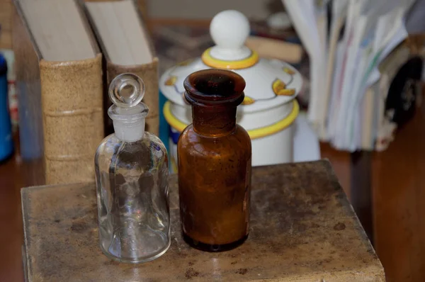 Eczane ilaçlarıyla dolu eski şişeler. — Stok fotoğraf