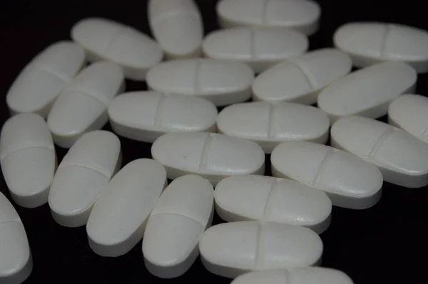 Таблетки с медикаментами в режиме макропросмотра — стоковое фото