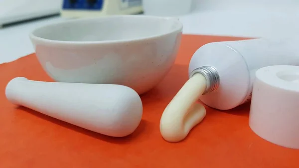 Küçük bir merhem tüpü ve havan merhemi üretimi