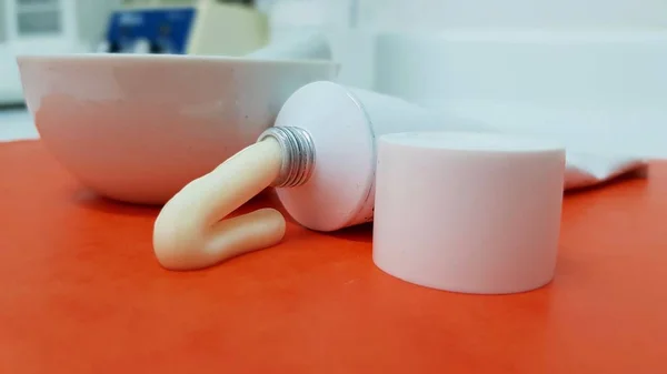 Küçük bir merhem tüpü ve harç çıkışı
