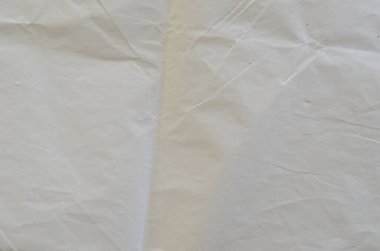 Kırışmış beyaz kağıdın dağınık kaplamasına sahip yaratıcı bir zemin.