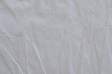 Kırışmış beyaz kağıdın dağınık kaplamasına sahip yaratıcı bir zemin.