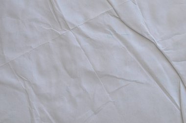 Kırışmış beyaz kağıdın dağınık kaplamasına sahip yaratıcı bir zemin.