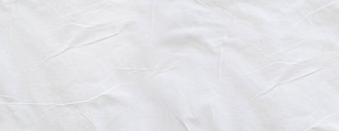 Arkaplanı buruşuk kağıtlarla kaplanmış..