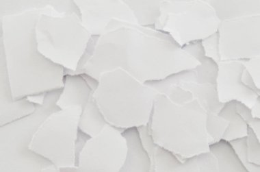 Arkaplanı buruşuk kağıtlarla kaplanmış..