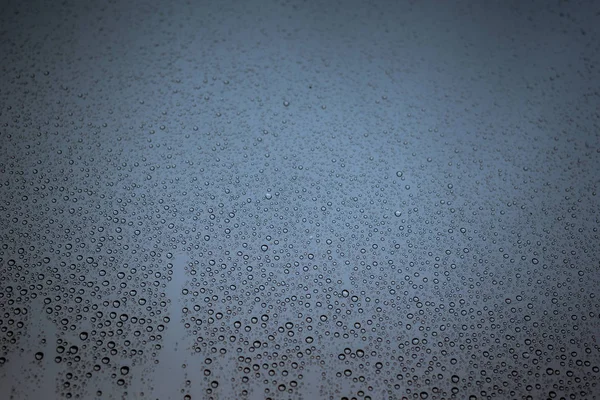 Foto Von Regentropfen Auf Dem Fensterglas Mit Bewölktem Himmel Als — Stockfoto