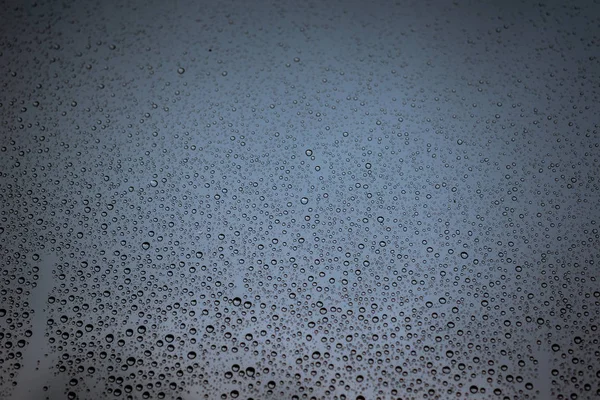 Foto Von Regentropfen Auf Dem Fensterglas Mit Bewölktem Himmel Als — Stockfoto