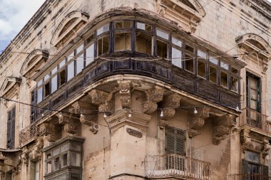 Tipik Malta balkon, Valletta, Malta sokak fotoğrafı