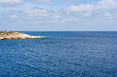 Fotoğraf Akdeniz, Valletta, Malta görüntülemek. Mavi bulutlu gökyüzü arka plan olarak.