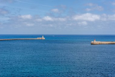 Fotoğraf Akdeniz, Valletta, Malta görüntülemek. Mavi bulutlu gökyüzü arka plan olarak.