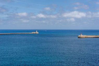 Fotoğraf Akdeniz, Valletta, Malta görüntülemek. Mavi bulutlu gökyüzü arka plan olarak.