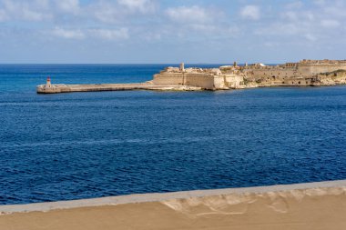 Fotoğraf Akdeniz, Valletta, Malta görüntülemek. Mavi bulutlu gökyüzü arka plan olarak.