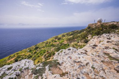 Fotoğraf Radar istasyonunun Dingli Cliffs, Akdeniz, Malta üzerinde, 