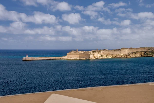 Φωτογραφία Της Μεσογείου Θάλασσας Προβάλετε Από Βαλέτα Μάλτα Μπλε Συννεφιασμένο — Φωτογραφία Αρχείου