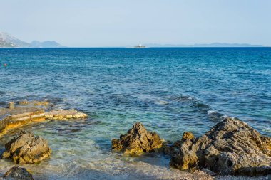 Orebi adada deniz feneri ile güzel yaz deniz manzarası