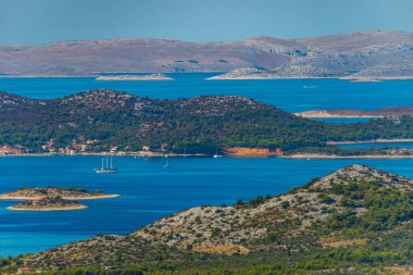 Vransko Gölü ve Kornati Adaları. Kamenjak tepesinden manzara. Dalma