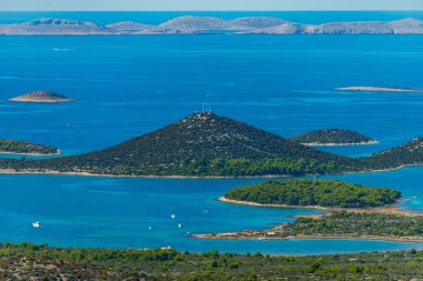 Vransko Gölü ve Kornati Adaları. Kamenjak tepesinden manzara. Dalma