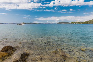 Güzel, pastoral, güneşli yaz deniz manzarası. Murter, Hırvatistan, Dalm