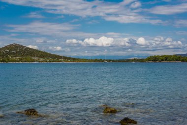 Güzel, pastoral, güneşli yaz deniz manzarası. Murter, Hırvatistan, Dalm