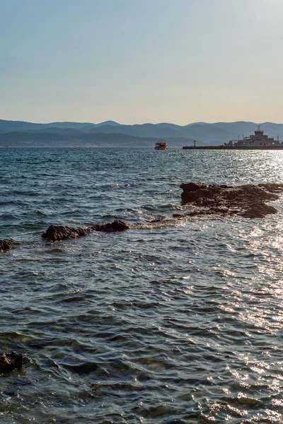 Piękny letni Seascape z promem w Orebic, Peljesac funkcjonował — Zdjęcie stockowe