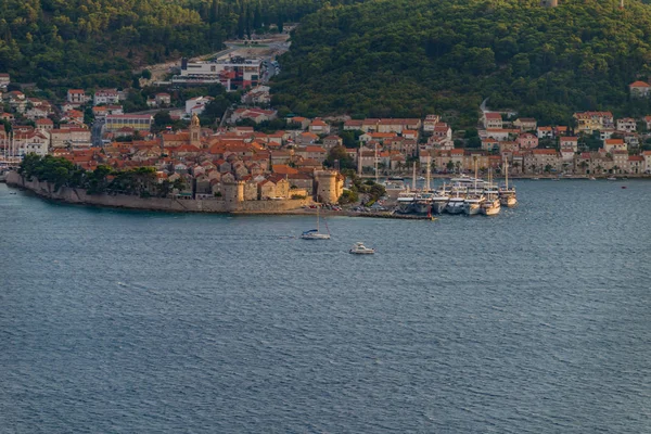 Město Korcula na letním slunci, ostrov Korcula, Dalmácie, Chorvatsko — Stock fotografie