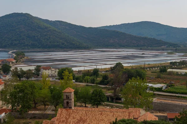 Ston Stadt und seine Salinen, Halbinsel Peljesac, Dalmatien, Kroatien — Stockfoto