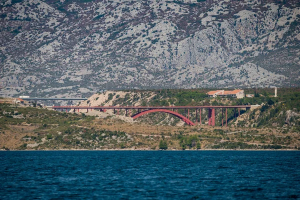Ponte de Maslenica, ponte da estrada A1 sob a montanha de Velebit, Dalm — Fotografia de Stock