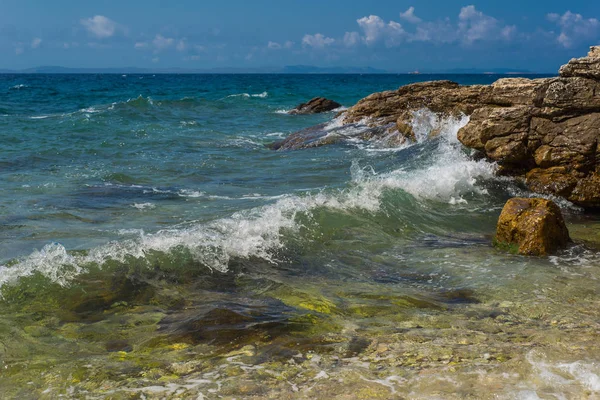 Fale łamanie na kamienistym plaży w Murter, Chorwacja, Dalmacja — Zdjęcie stockowe