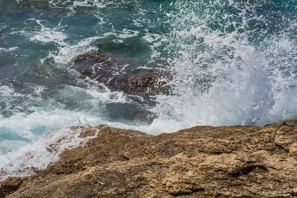 Vagues se brisant sur une plage pierreuse à Murter, Croatie, Dalmatie — Photo