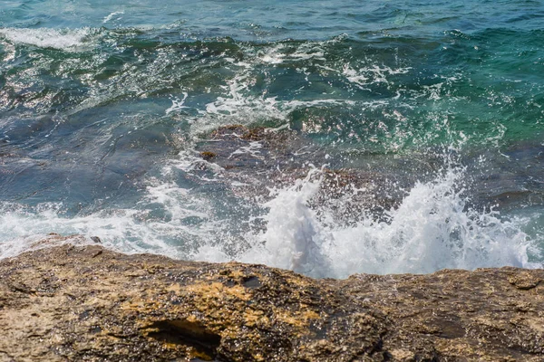 Vagues se brisant sur une plage pierreuse à Murter, Croatie, Dalmatie — Photo