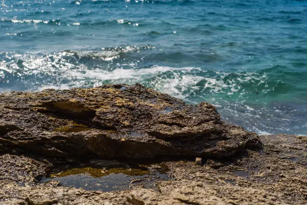 ムルター、クロアチア、ダルマチアのストーニービーチで波が壊れる — ストック写真